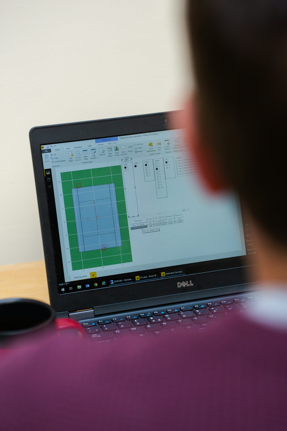 Zakenvrouw analyseert gegevens op laptopscherm.